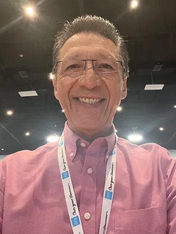 Marcelo Medina, estudiante del programa, sonriendo en un evento de Charles Schwab