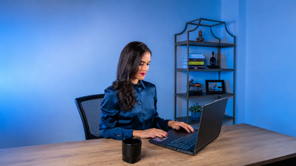Mary Inversionista trabajando en su escritorio frente al portátil